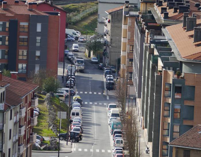 Alokairuko etxebizitza babestuak sustatzeko egitasmoa aurkeztuko dute bihar, Aita Larramendi kalearen atzealdean deitu duten agerraldian