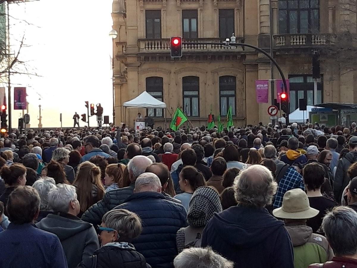 Ehunka lagun Donostian, Gurasos ekimenak deituta