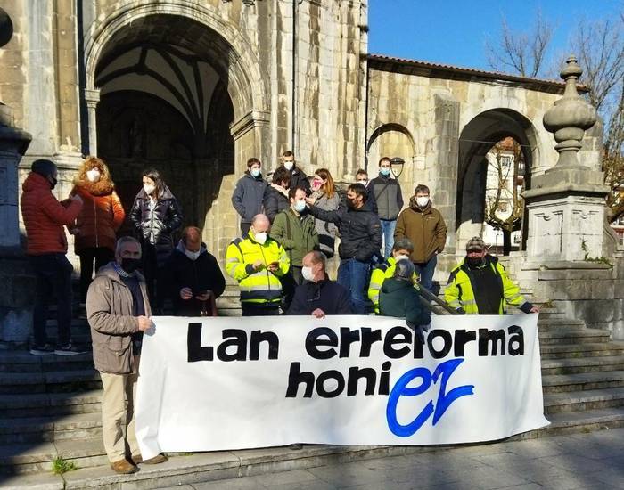 Elkarrataratzea egin dute bihar onartu nahi duten lan erreformari ezetza adierazteko