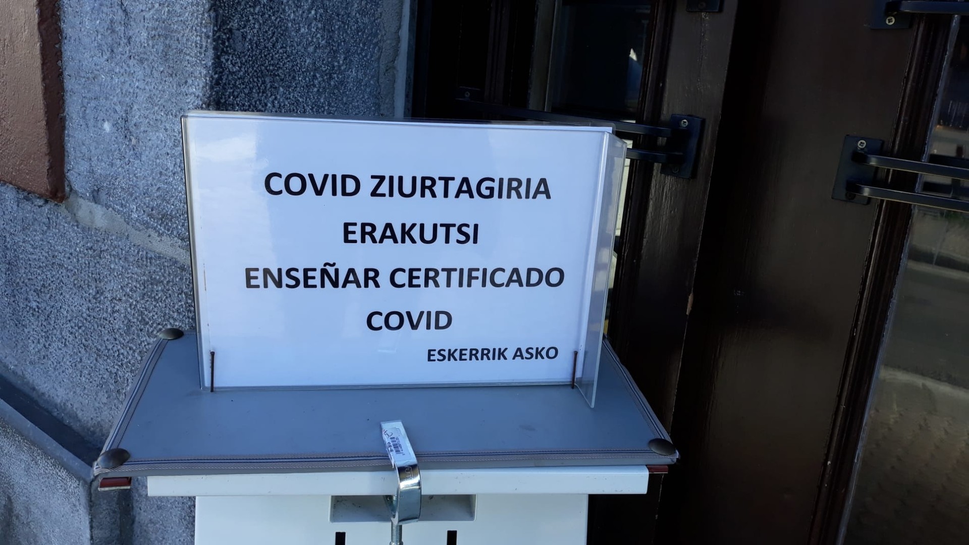 “50 lagunetik gorako jatetxeetara eta gaueko aisiarekin lotutako establezimenduetara sartzeko COVID Ziurtagiriaren eskakizuna indargabetuta geldituko da”