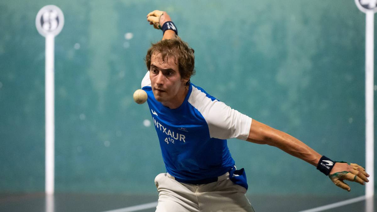 Pilota partida jendetsuak eta zezen suzkoa atzo Zizurkilen