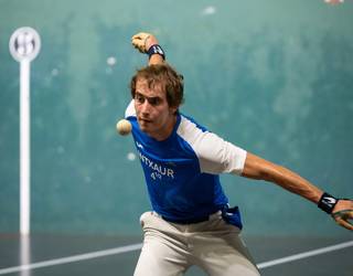 Pilota partida jendetsuak eta zezen suzkoa atzo Zizurkilen