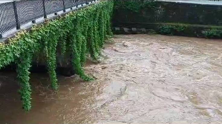 Ibaien ur maila nabarmen hazi da, azken orduetan
