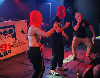 Faxismoaren aurka, kantari