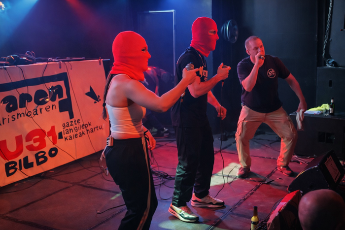 Faxismoaren aurka, kantari