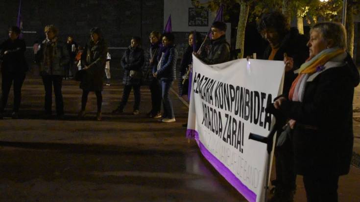 Akain Talde Feministak performancea egin duen unea