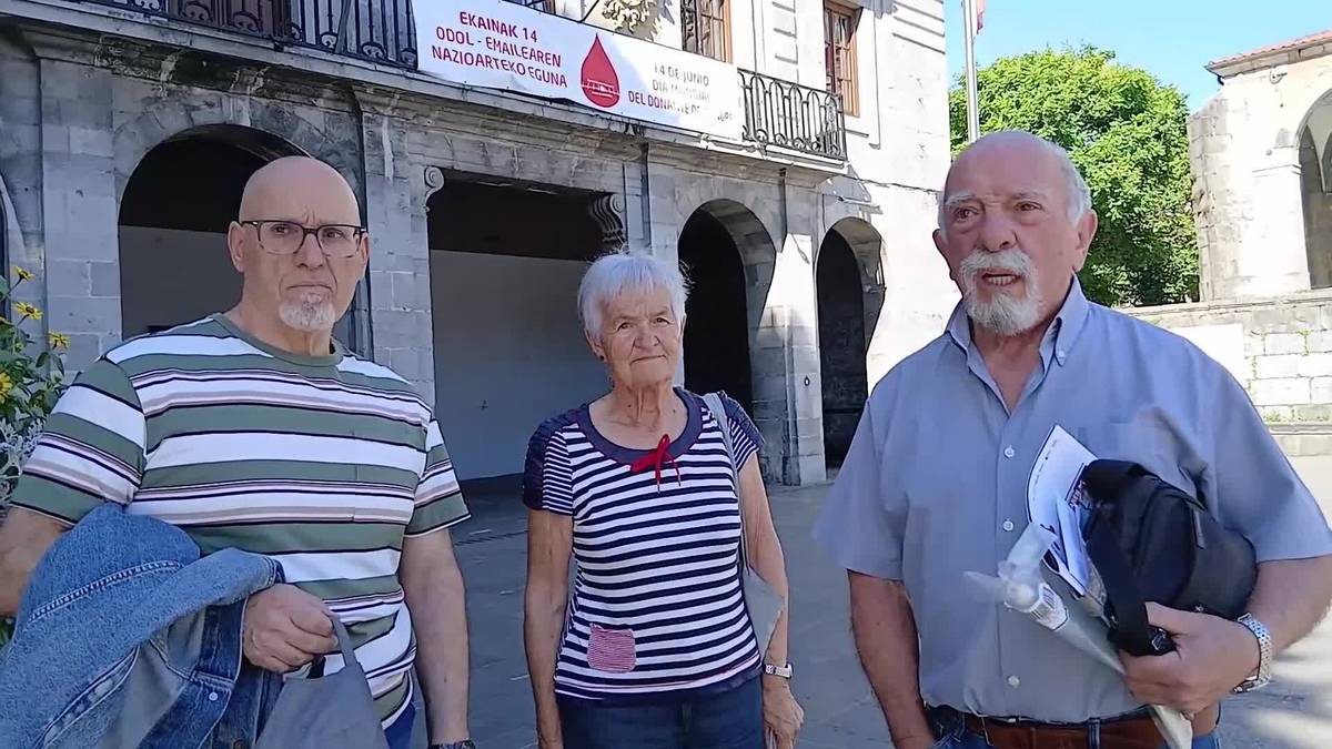 Odol Emaileen pankarta udaletxeko balkoitik, Nazioarteko Eguna dela eta