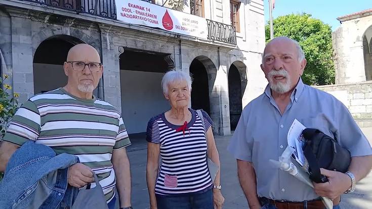 Odol Emaileen pankarta udaletxeko balkoitik, Nazioarteko Eguna dela eta