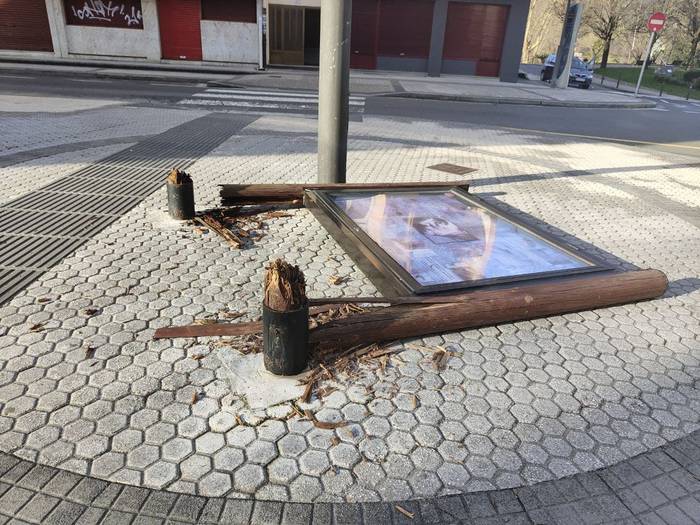 Agustin Leitza kalean ezarritako muraleko argibide-taula txikitu dute bart gauean