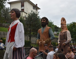 Buruhandi eta erraldoiak kalejiran eta jaioberrien jaien zapia
