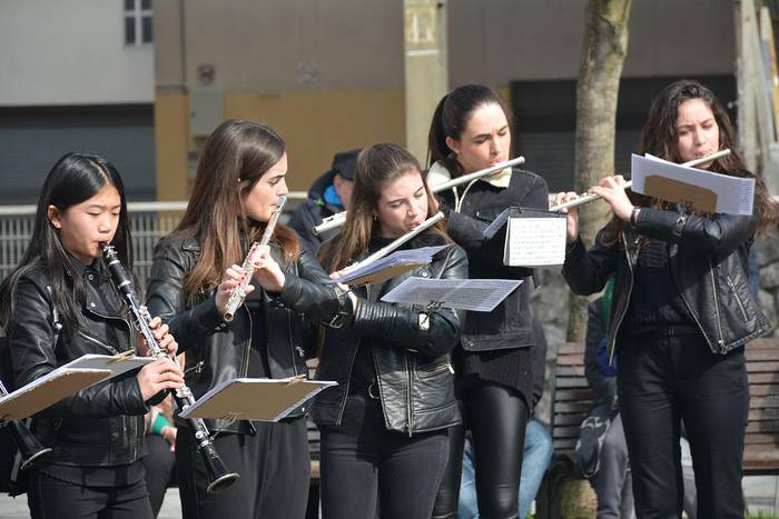 Musika Bandak Andoaingo kaleak berotu zituen igandean