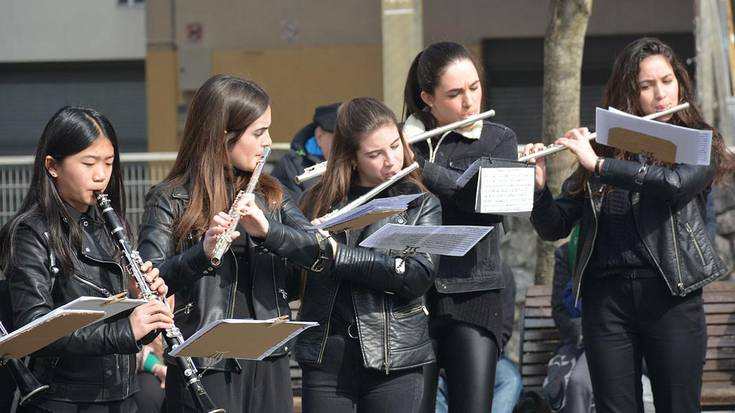 Musika Bandak Andoaingo kaleak berotu zituen igandean