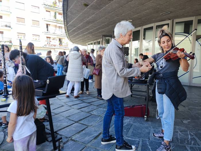 Udal Musika Eskolak “Ate irekiak kalean” ekimenean parte hartzeko gonbitea zabaldu du