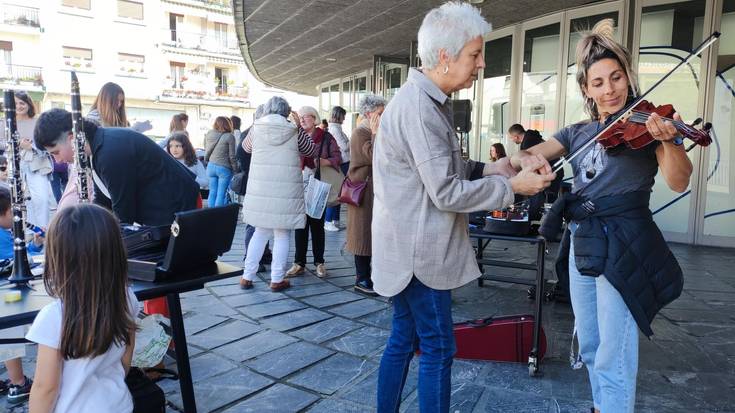 Udal Musika Eskolak “Ate irekiak kalean” ekimenean parte hartzeko gonbitea zabaldu du