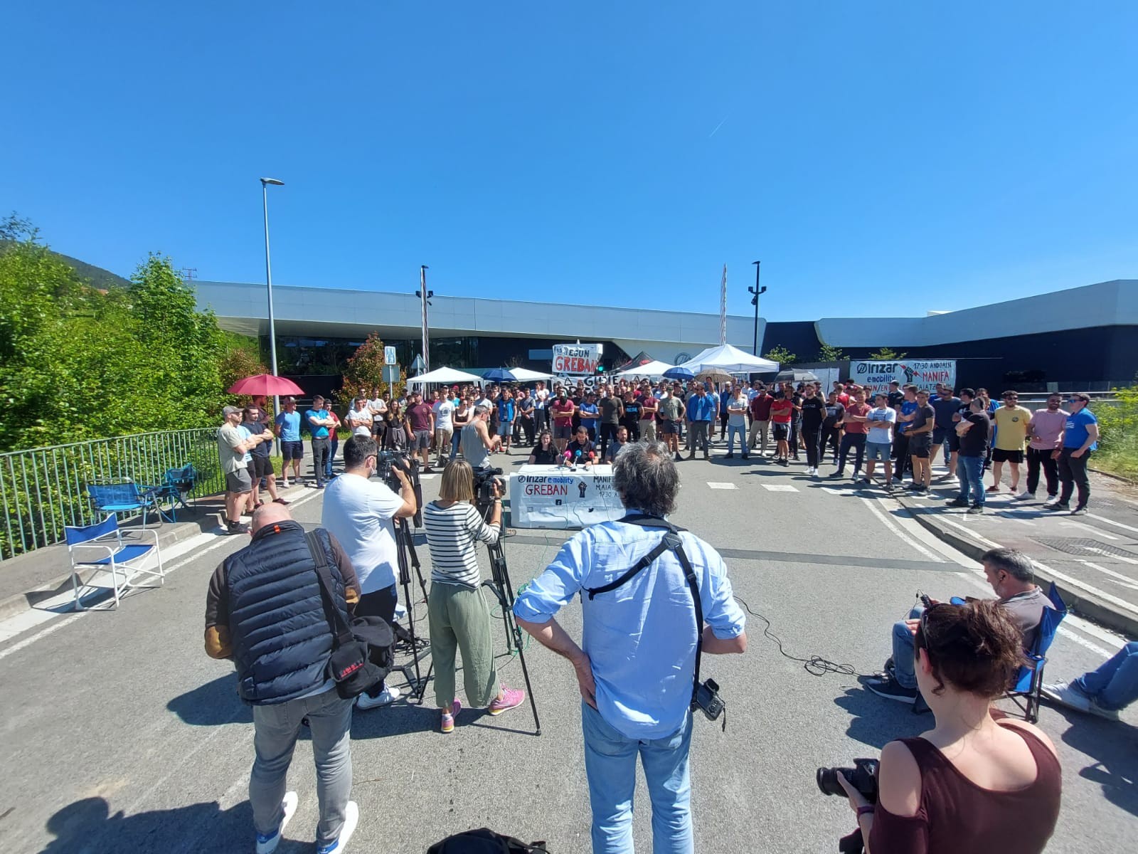 Lan baldintzak hobetzeko negoziazioak berrabiaraztea eskatu diote grebalariek zuzendaritzari