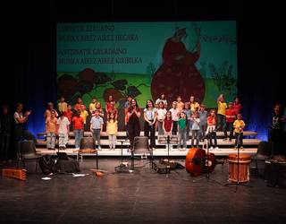 Berrozpeko kaperan kantuan ariko dira Musika Eskolako Abesbatza Txikia eta Gaztea