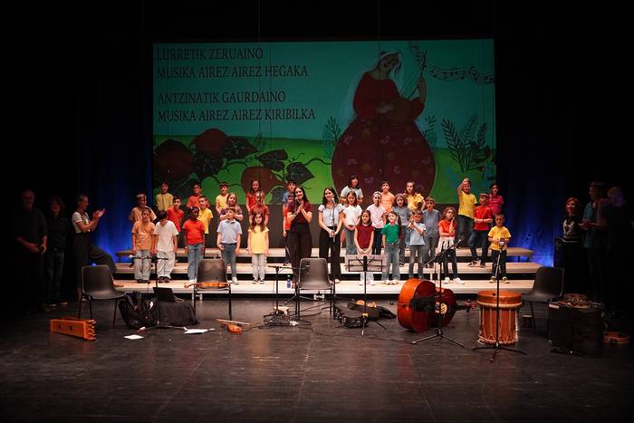 Berrozpeko kaperan kantuan ariko dira Musika Eskolako Abesbatza Txikia eta Gaztea
