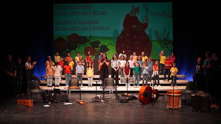 Berrozpeko kaperan kantuan ariko dira Musika Eskolako Abesbatza Txikia eta Gaztea
