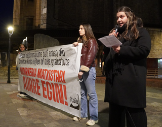 "Emakumeok jasaten dugun indarkeriaren aurrean bi aukera ditugu: matxismoaren konplize izan edo matxismoaren aurka borrokatu"