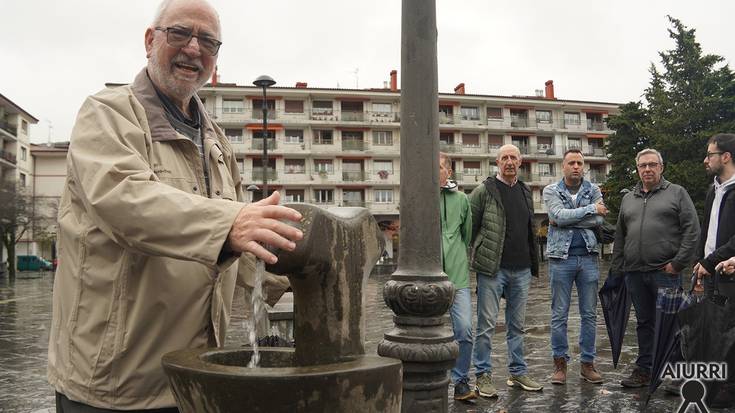 Goikoplazan harrizko iturria jarri dute, eta Nazario Maiz bere egilea omendu dute