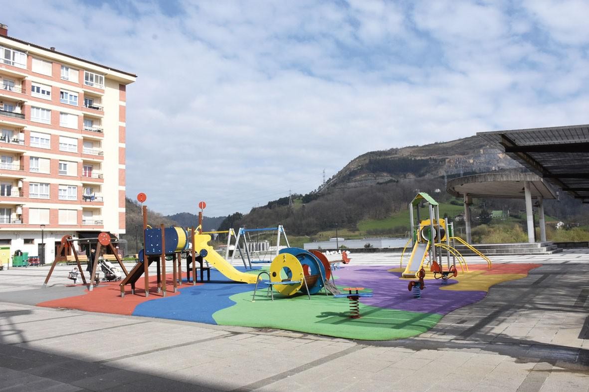 Nafarroa plaza eta Zumea plazako haur parkeak estaltzeko inbertsioa onartu da