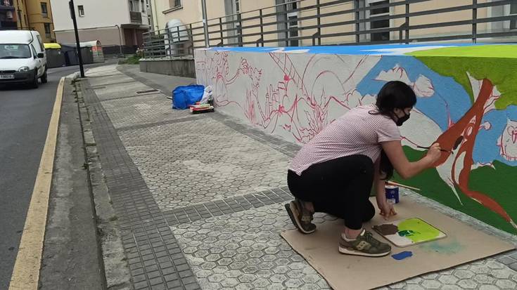 Gazte Lokaleko sarrerako horma ukitu artistikoaz margotzen ari dira