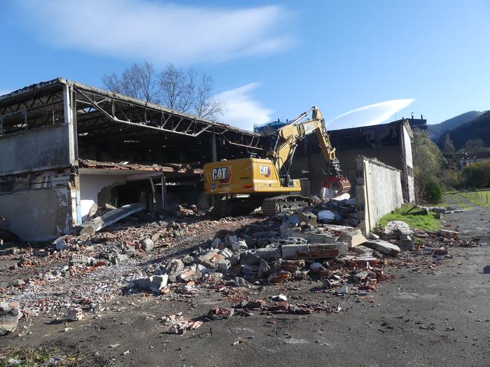 Gráficas Leizaola zenaren pabilioiak eraisten hasi dira