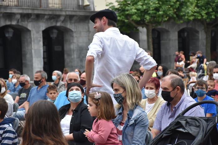 Frontona antzezlanak Errebote plaza bete zuen