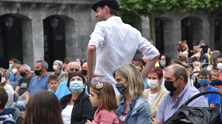 Frontona antzezlanak Errebote plaza bete zuen