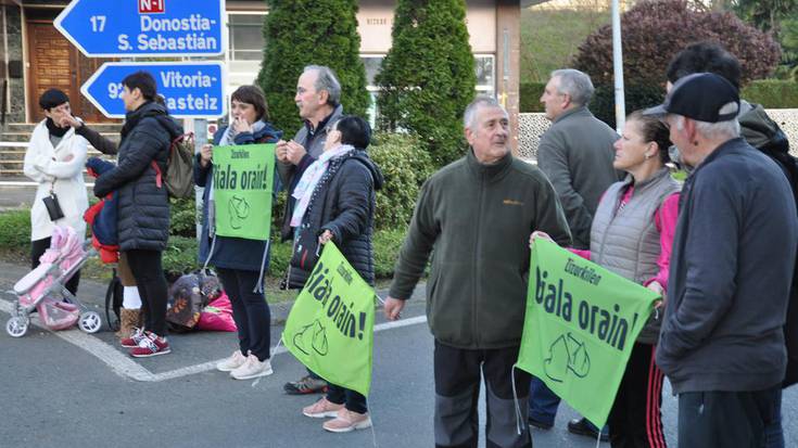 Biala eskatzeko elkarretaratze jendetsua egin zuten atzo