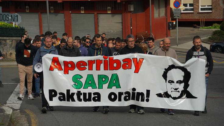 SAPAko langileak manifestazioa egin dute "Aperribay paktua bai" lemapean