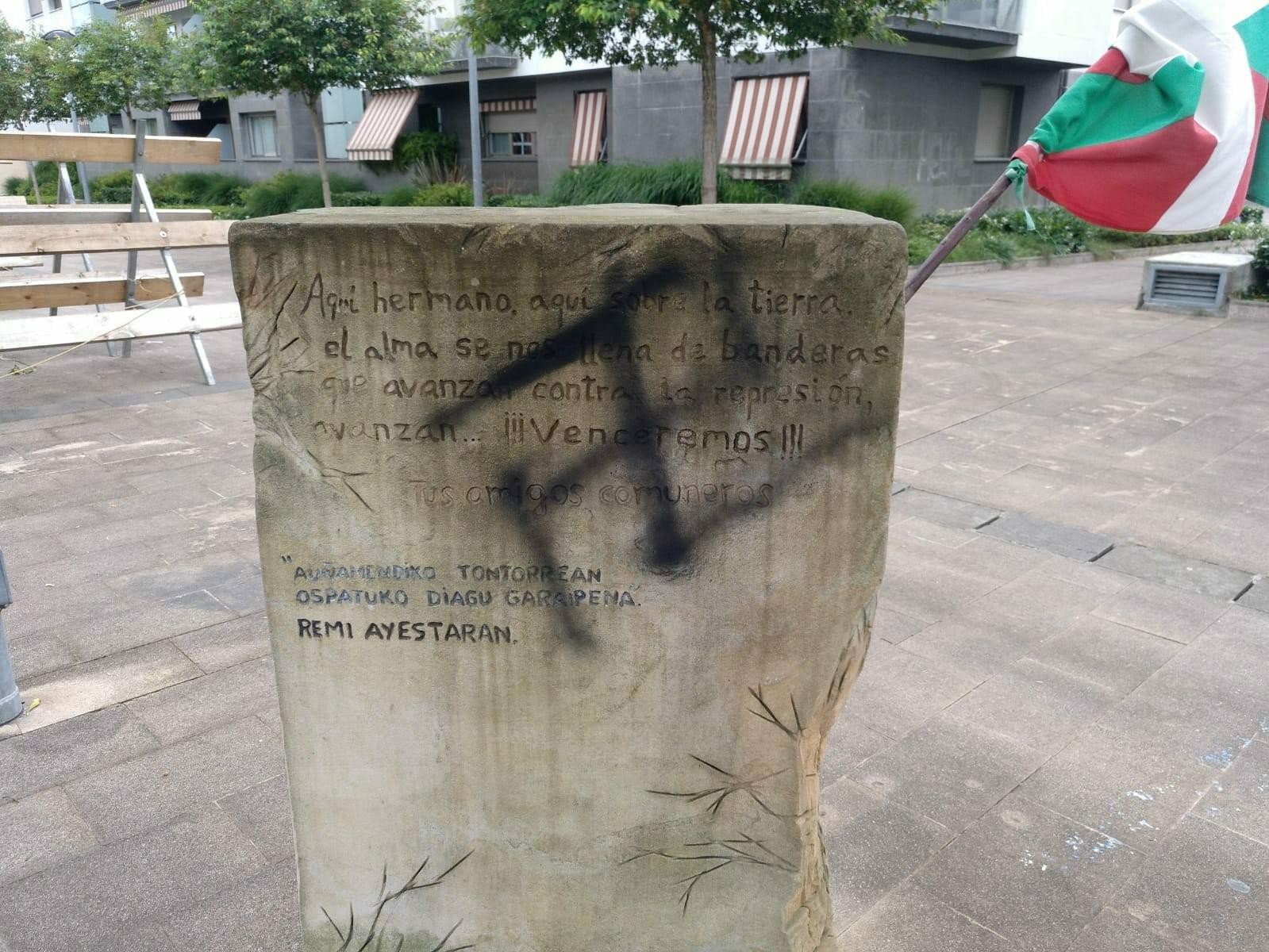 Remiren monolitoan agertu diren pintaden aurka gogor egin du Remi Gogoan ekimenak