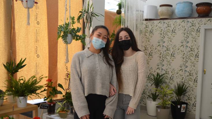 “Loreei esker, denda bizia bezain koloretsua da"