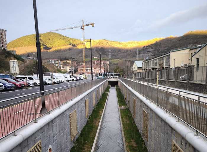 Ur zikin gutxiago, Oria ibaira