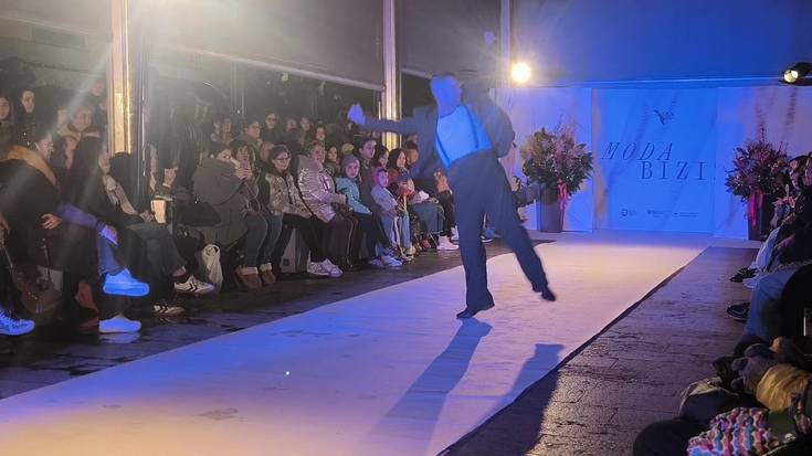 Oier Laborderen dantza-saioa, "Moda Biziz" herriko dendarien moda desfilean