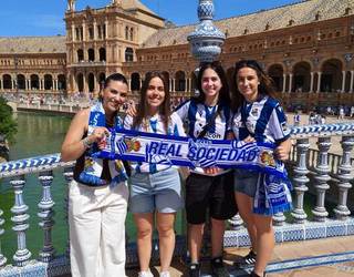 Inguruko zaletu ugari Sevillako jendetzaren artean