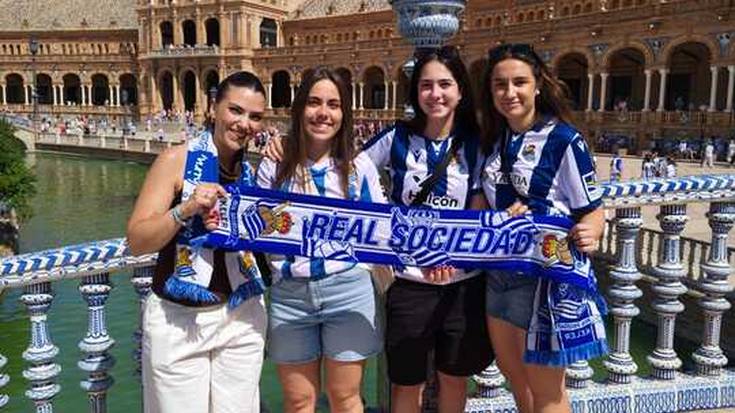 Inguruko zaletu ugari Sevillako jendetzaren artean