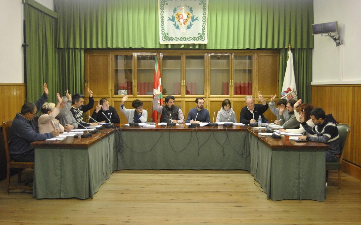 Azpiegitura eta zerbitzuei loturiko erabakiak hartu dituzte