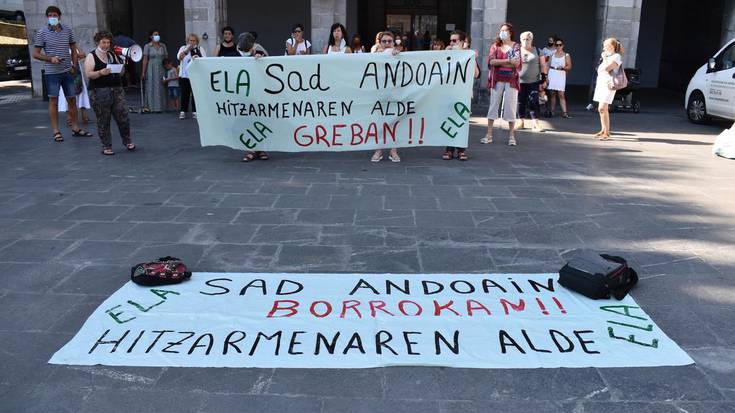 Andoaingo etxez etxeko laguntza zerbitzuko langileek elkarretaratzea egin dute lehen greba egunean