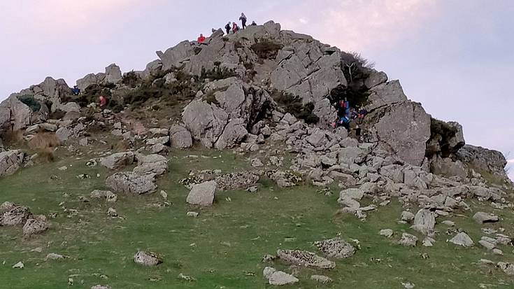 Bertan behera geratu da gaueko mendi-irteera Adarrara