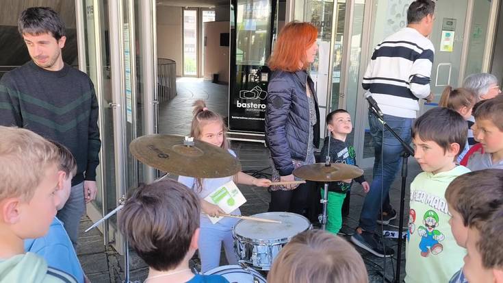 Udal Musika Eskolaren "Ate Irekiak kalean"