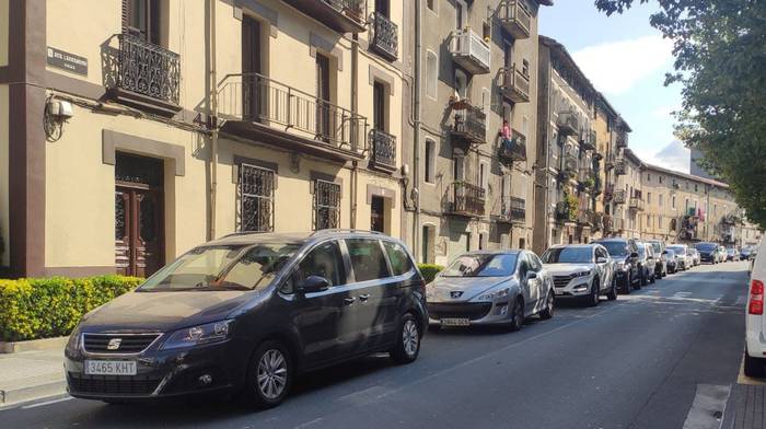 Udalerria, auto-ilara luzeen asteburu berriaren aurrean