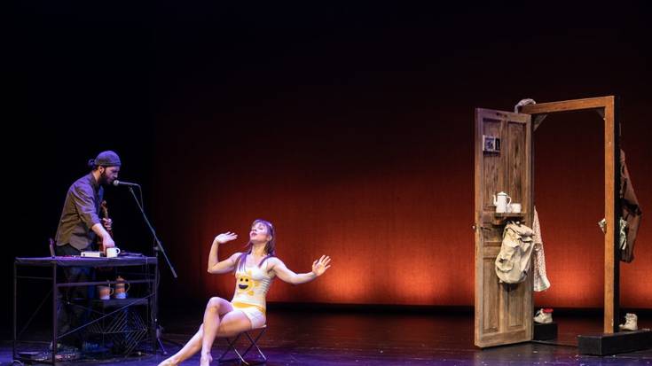 Atearen bestaldean. Hika teatroa