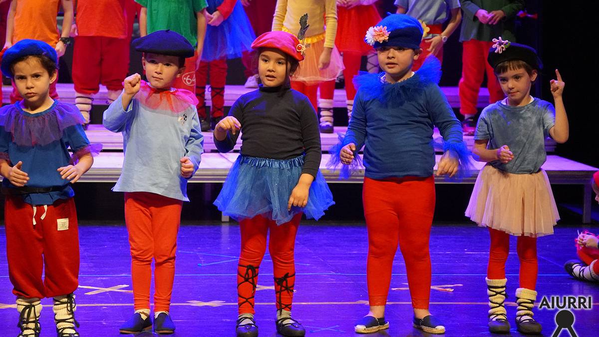 Iratxo-enea ipuin musikatua antzeztu dute Kantu Koraleko eta Musika Tailerreko haurrek