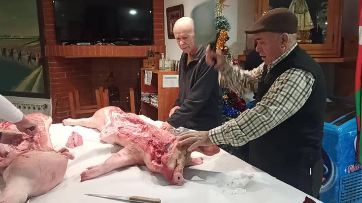 Txerri hiltzearen tradizioa biziberritu zuten Hogar Extremeño elkartean