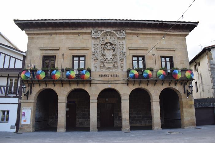 Urnietako Udalak bat egiten du LGTBI kolektiboaren Nazioarteko Egunarekin