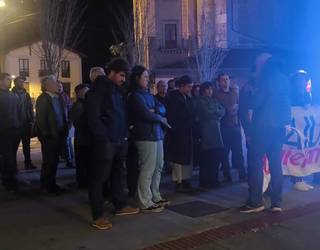 Elkarretaratzea udaletxe aurrean, Aiurrik jasandako diru-murrizketa salatzeko