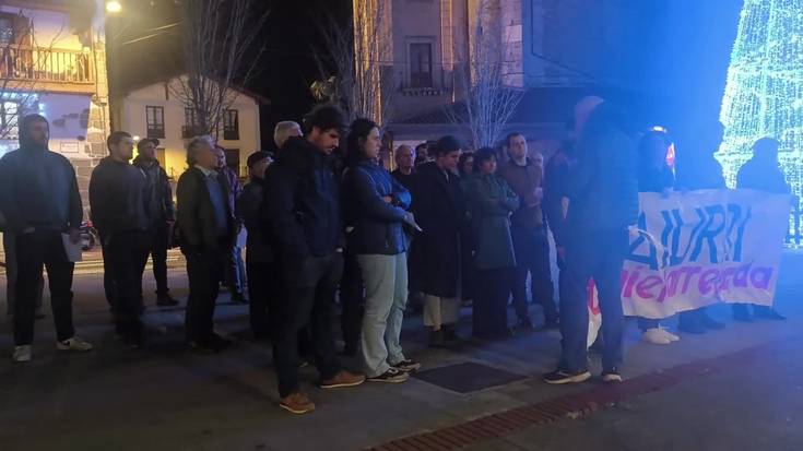 Elkarretaratzea udaletxe aurrean, Aiurrik jasandako diru-murrizketa salatzeko