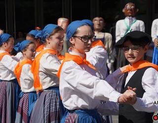 Euskal Herriko hainbat taldek jai-giroa zabaldu dute herrian, Euskal Jaialdian