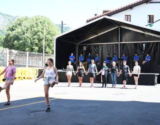 Tradiziozko dantza soka egin dute Kaletxikin